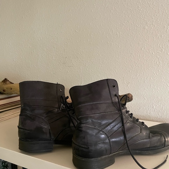 Black boots with pattern. Trendily worn. - Picture 2 of 4